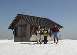扇の山山頂避難小屋の前で　２階部分だけが雪の上に見えています　２００４年３月１４日