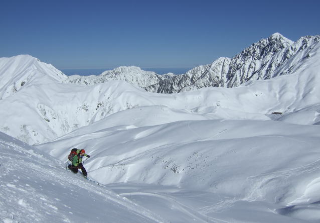 立山山スキー初滑り　剱岳をバックに国見岳を滑る　スキーヤーはテレマークのＴＯＭＯちゃん