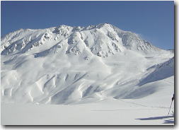 立山山スキー初滑り　室堂から見た立山雄山