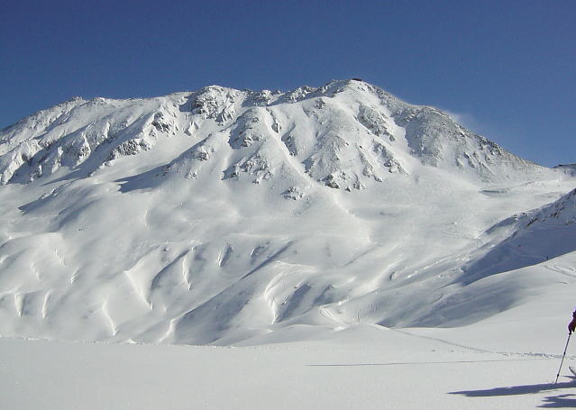 立山初滑り　室堂から見た雄山　２００７年１１月２３日
