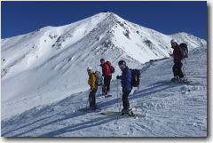 ２０１２年立山山スキー初滑り　雄山をバックに浄土山を滑る