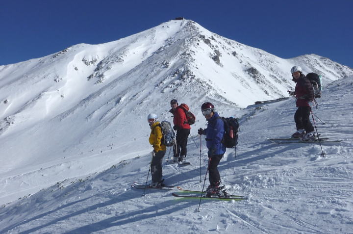 立山山スキー初滑り　雄山をバックに浄土山を滑る